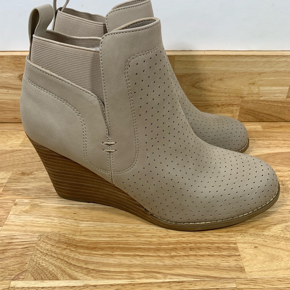 NEW DV by Dolce‎ Vita 8.5 GERDY Bootie Tan Cream Beige